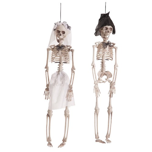 Noivo e noiva esqueleto pendurado