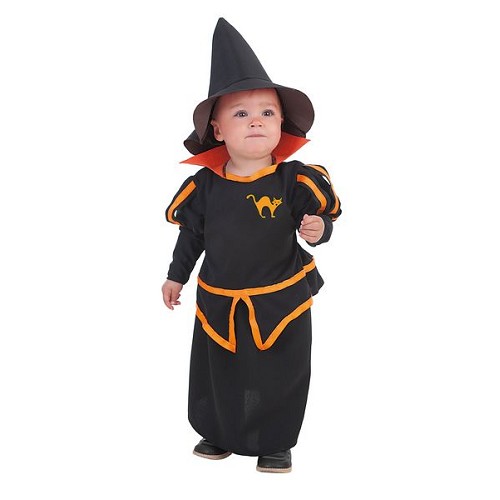 Pirata masculino com um disfarce assustador sobre fundo preto para o  halloween.